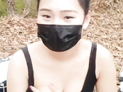 大奶美女主播穿着网袜和粉丝炮友在户外小山坡野战这样的位置很容易被人发现的